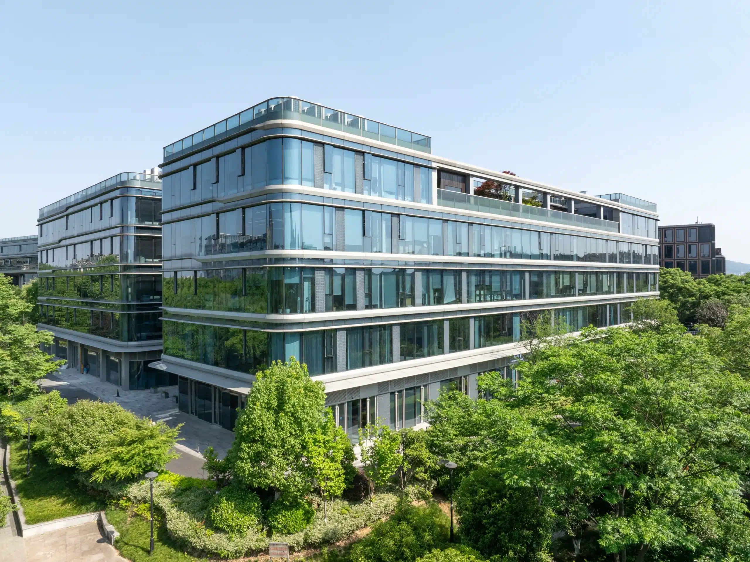 Unser Büro ist gut mit den öffentlichen Verkehrsmitteln und dem Auto erreichbar.